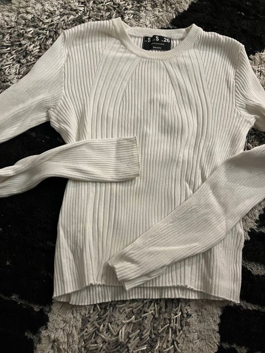 Sweterek dopasowany biały