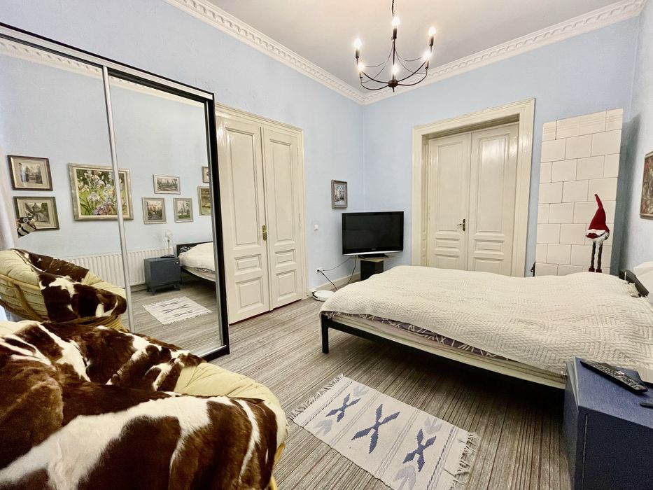 Продам 5 кімнатну квартиру в центрі