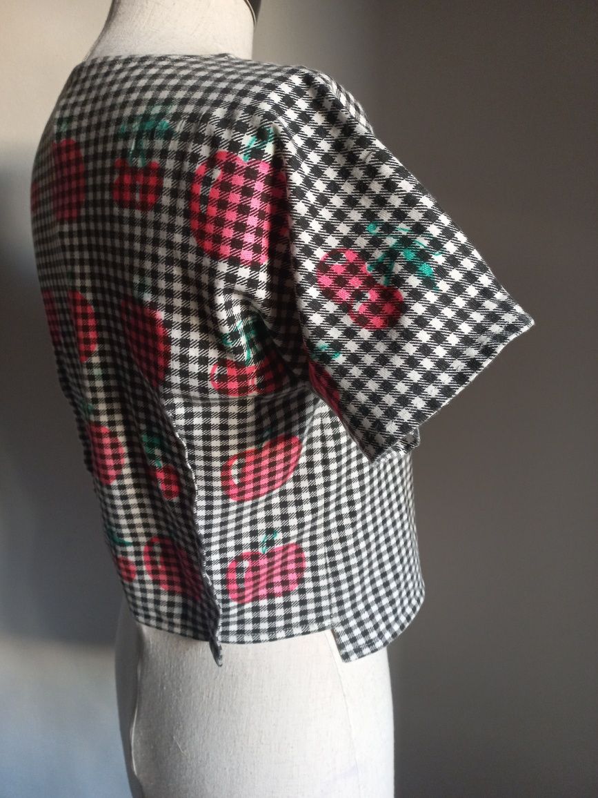 Camisola axadrezada com print morangos e cerejas