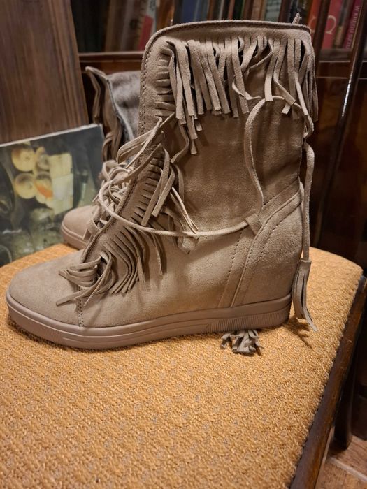 zamszowate buty z frędzelkami na ukrytej koturnie