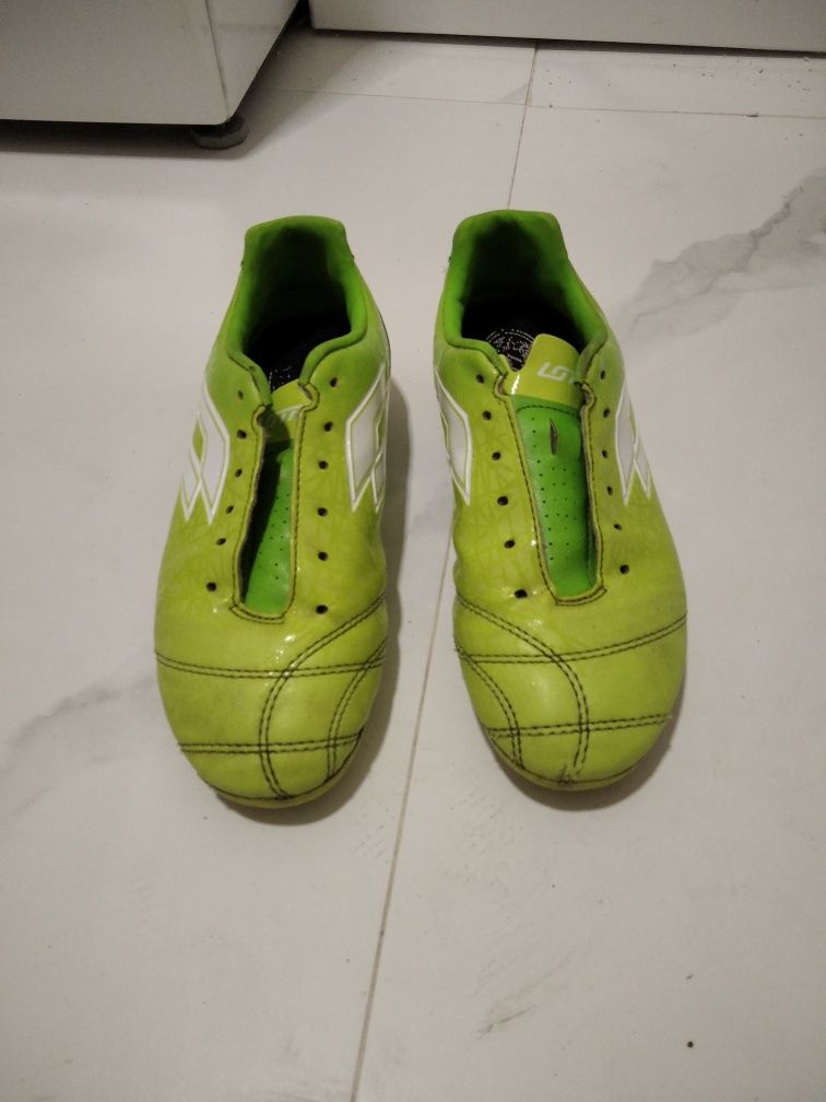 Buty piłkarskie, korki
