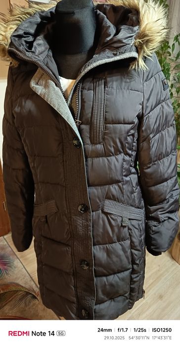 Płaszcz pikowany z kapturem zapinany wysoko pod szyję