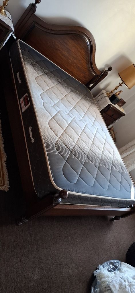 Cama de casal com mesas cabeceira