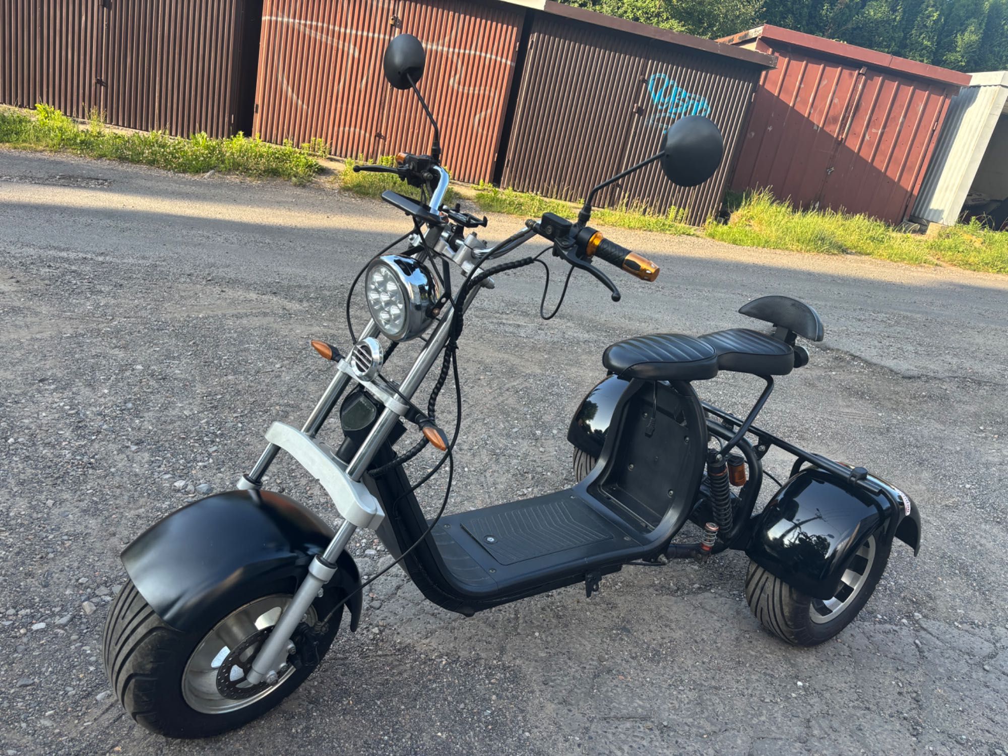 Skuter elektryczny trzykołowy