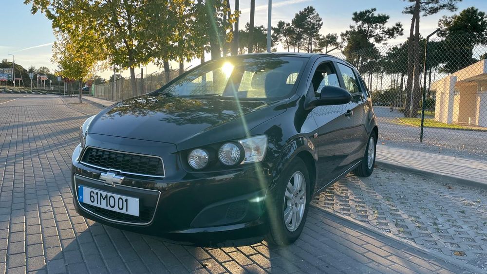 Carro fiável e económico? Este Aveo 2011 a gasolina é a escolha certa.