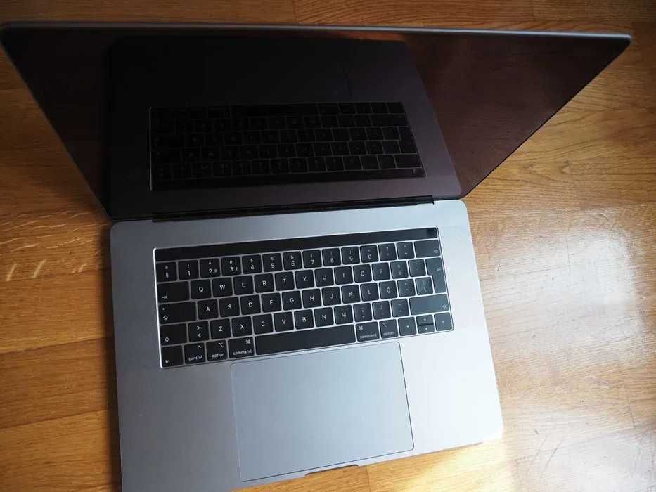 Macbook pro 15'' i9 8-cores, 32Gb Ram, 500Gb, RandeonPro vega 20 4Gb