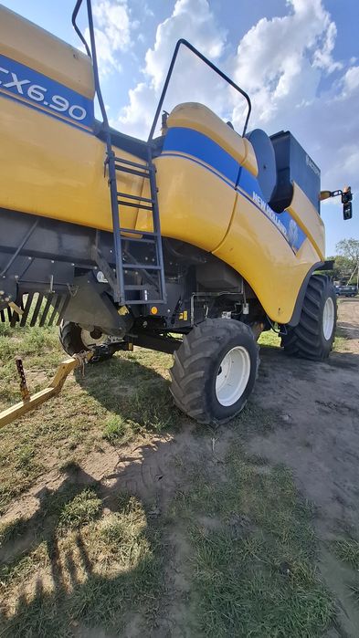 Комбайн New Holland CХ 6.90 зі жниваркою New Holland та візком 2019рік