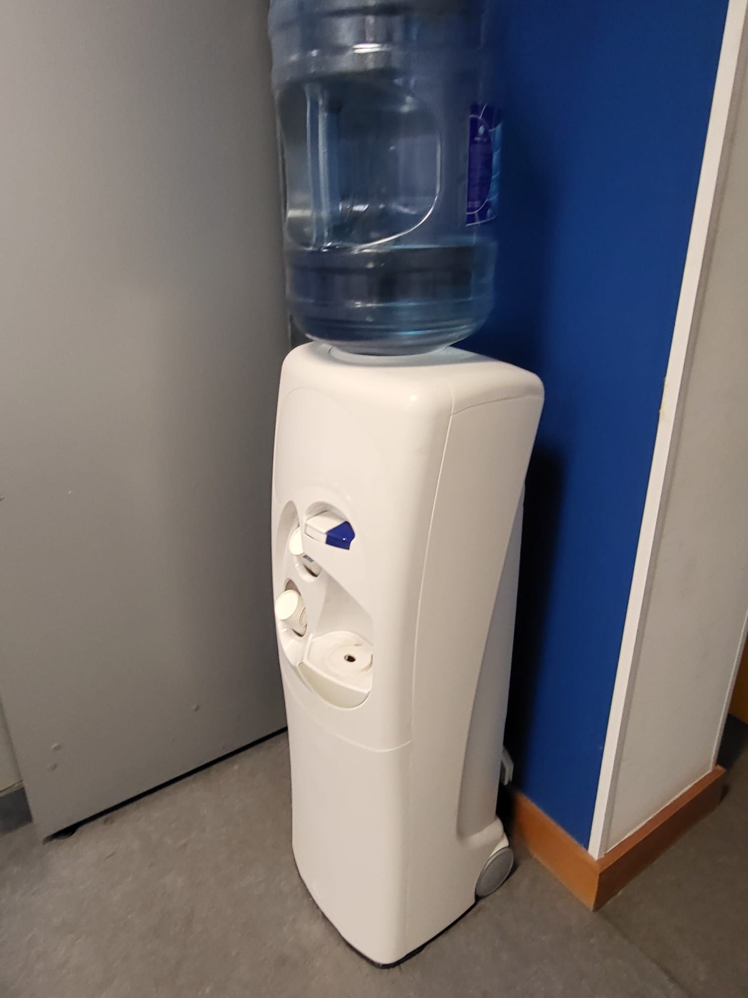 Máquina Água de Garrafão fresca e natural usadas