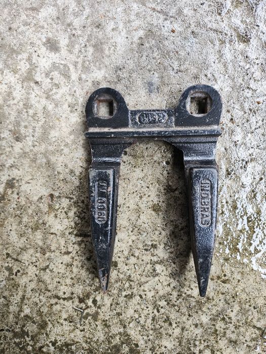 Головка косы жатки с планкой 84275285, Палец двойной жатки 1307299C2