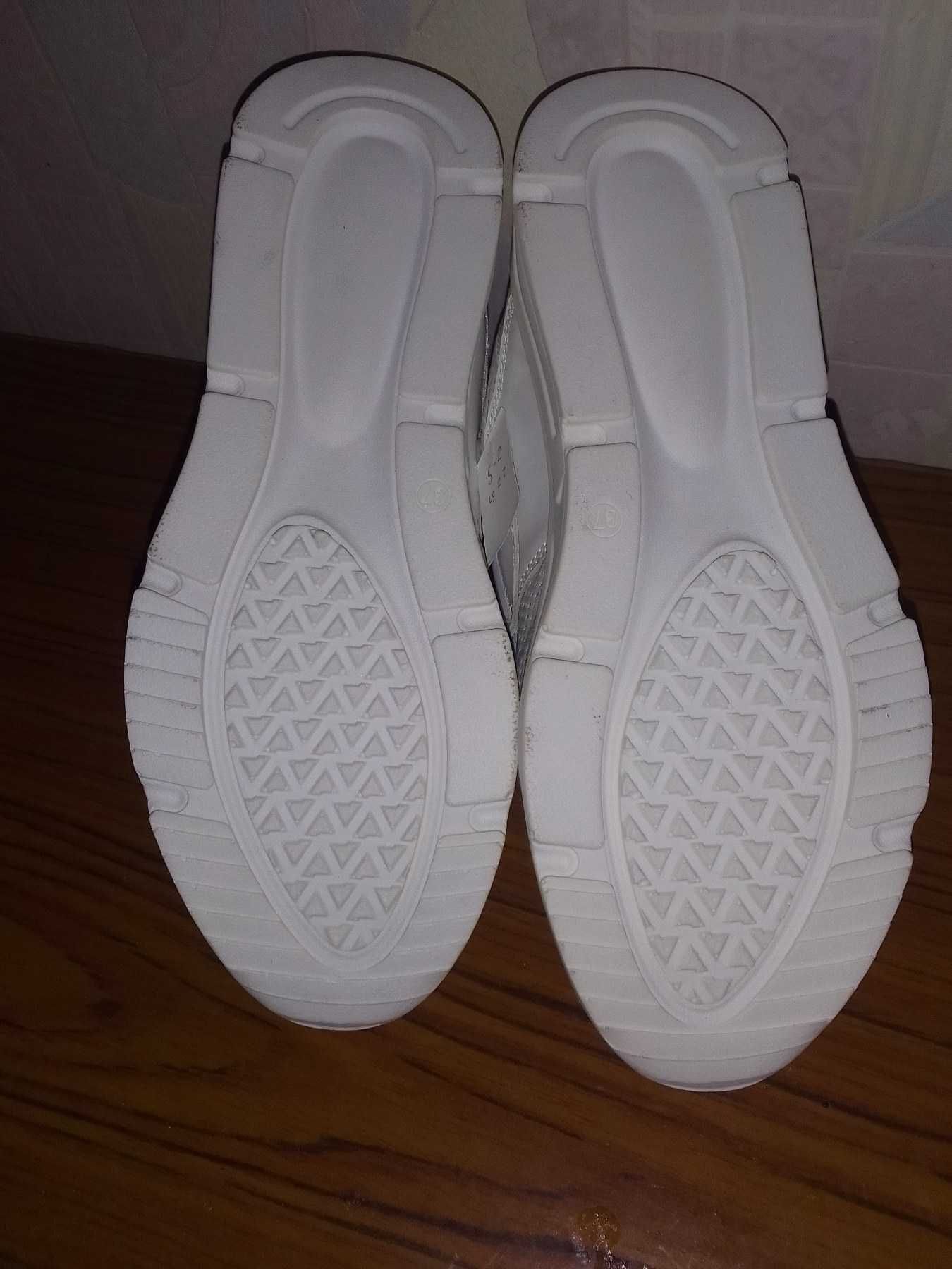 Нові жіночі кросівки