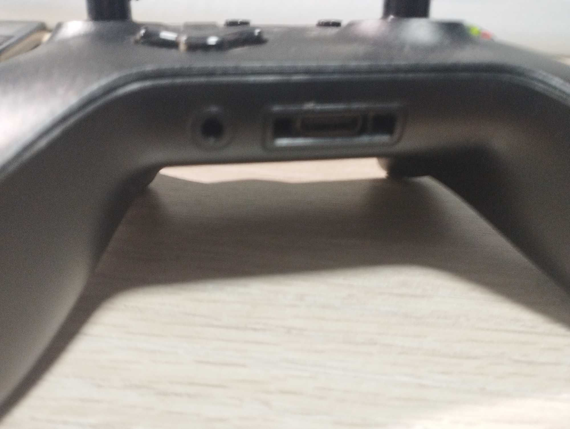 Comando XBox + Cabo (também tem Bluetooth)