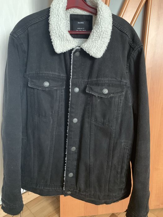 Джинсовая,теплая,чёрная куртка.