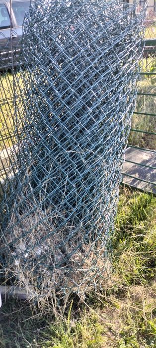 Siatka ogrodzeniowa używana plus widoczne rurki do niej.