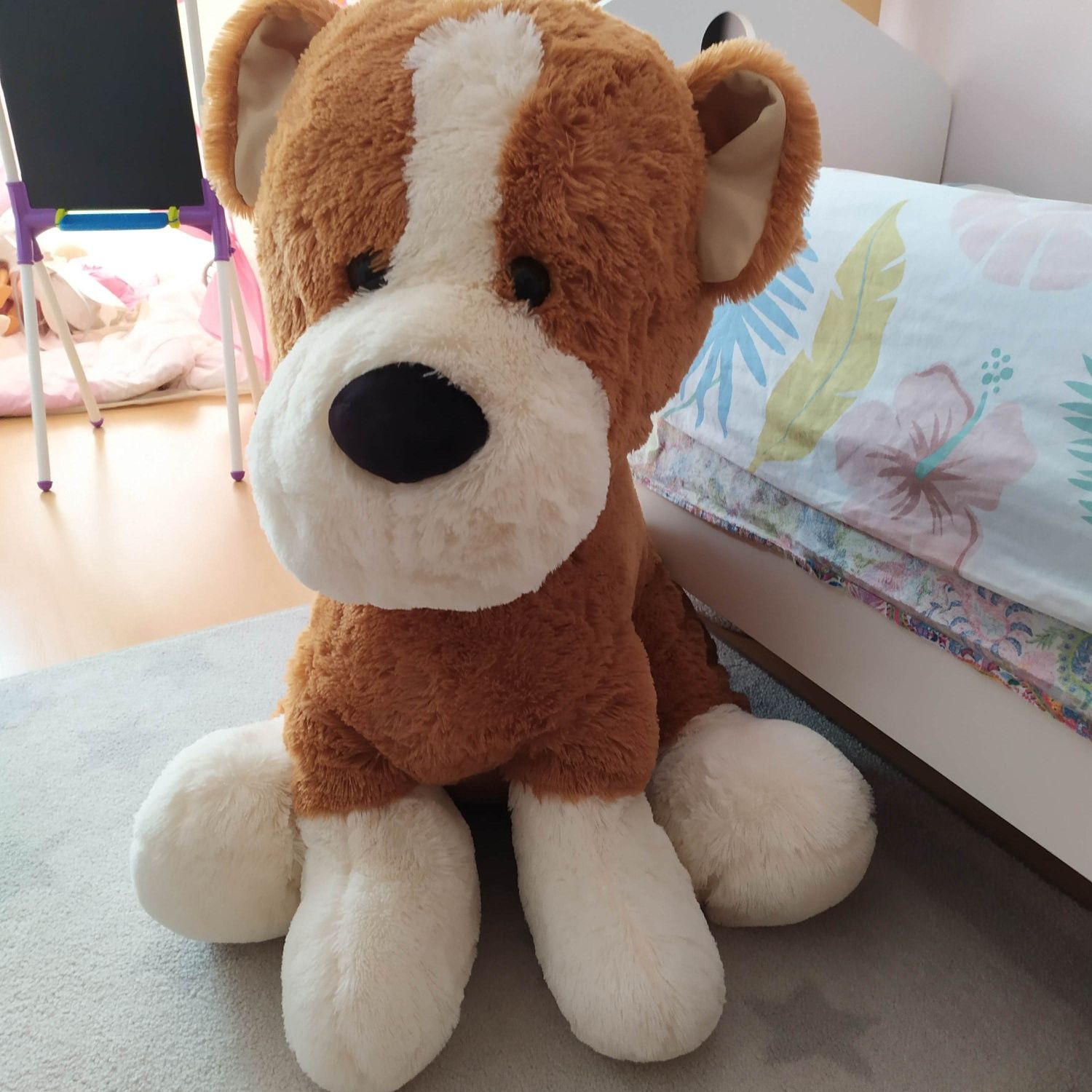 Cão de peluche grande