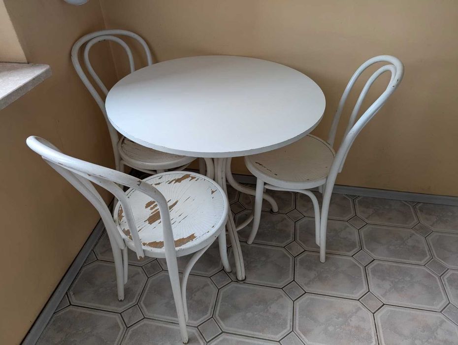 Drewniane meble gięte - zestaw retro - stolik plus trzy krzesła