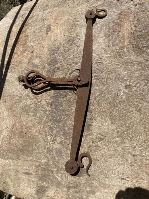 Balança antiga em ferro de pendurar