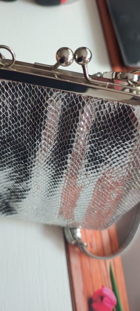 Nowa torebka srebrna mieniącą się na różne okazje imprezy CCC