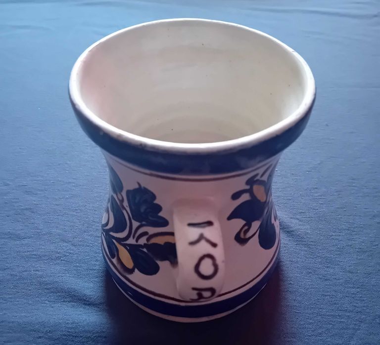 Ceramiczny ręcznie malowany kubek - kufel Korond, z podpisem zdobnika.