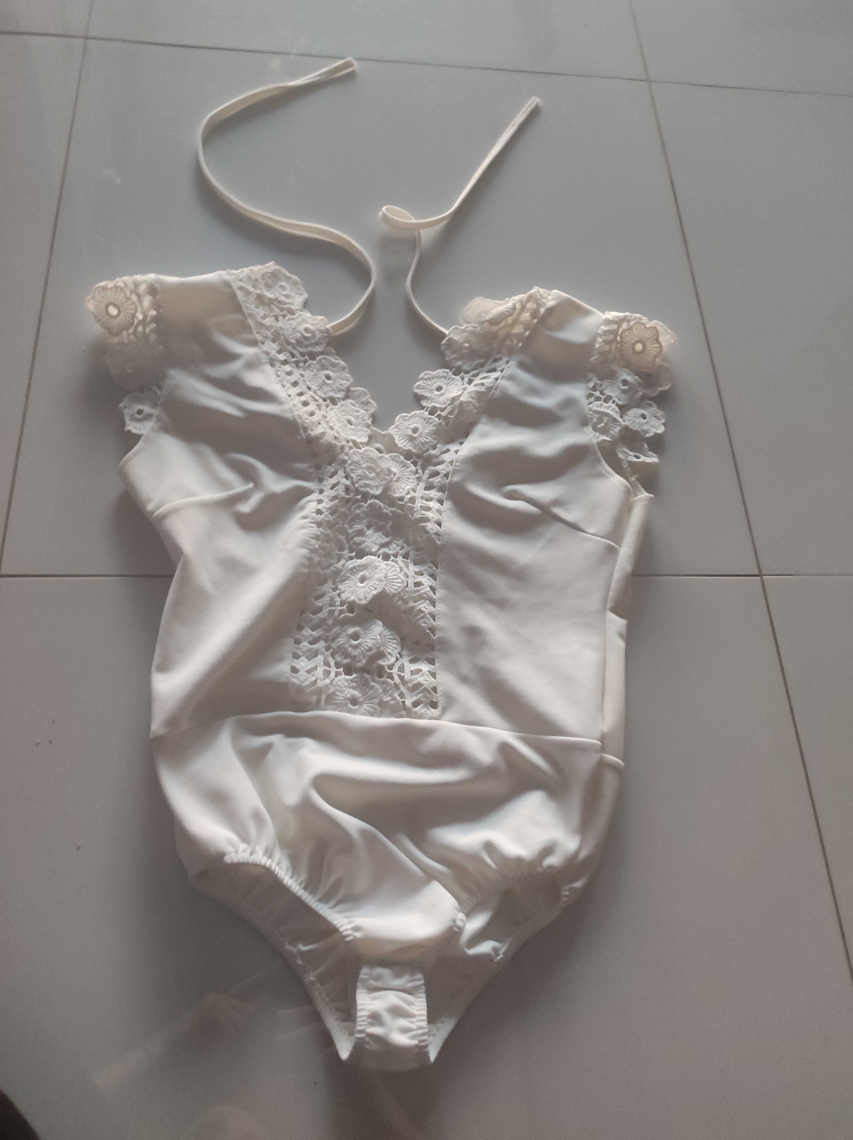 Body białe z koronką