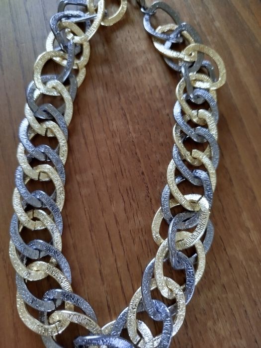 Colar em tons de dourado e prateado