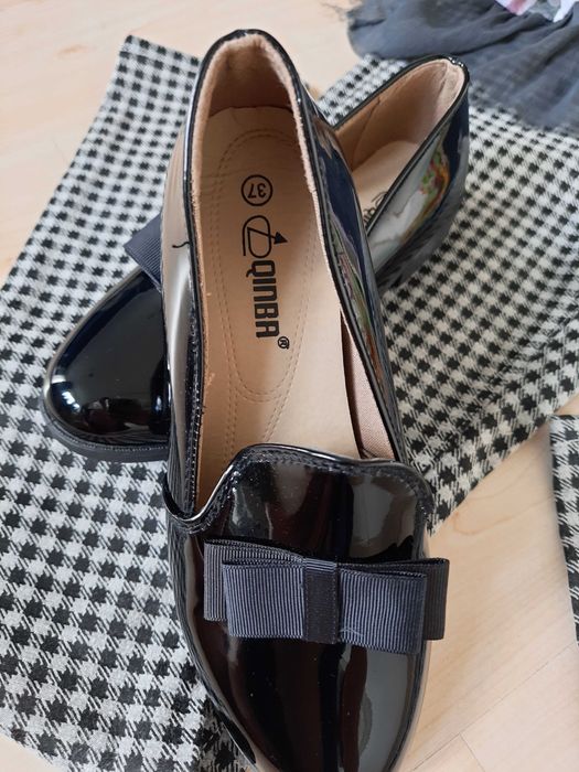 Buty oxfordy, spodnie w kratę i bluzka