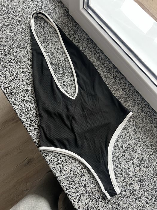 Боді з глибоким вирізом