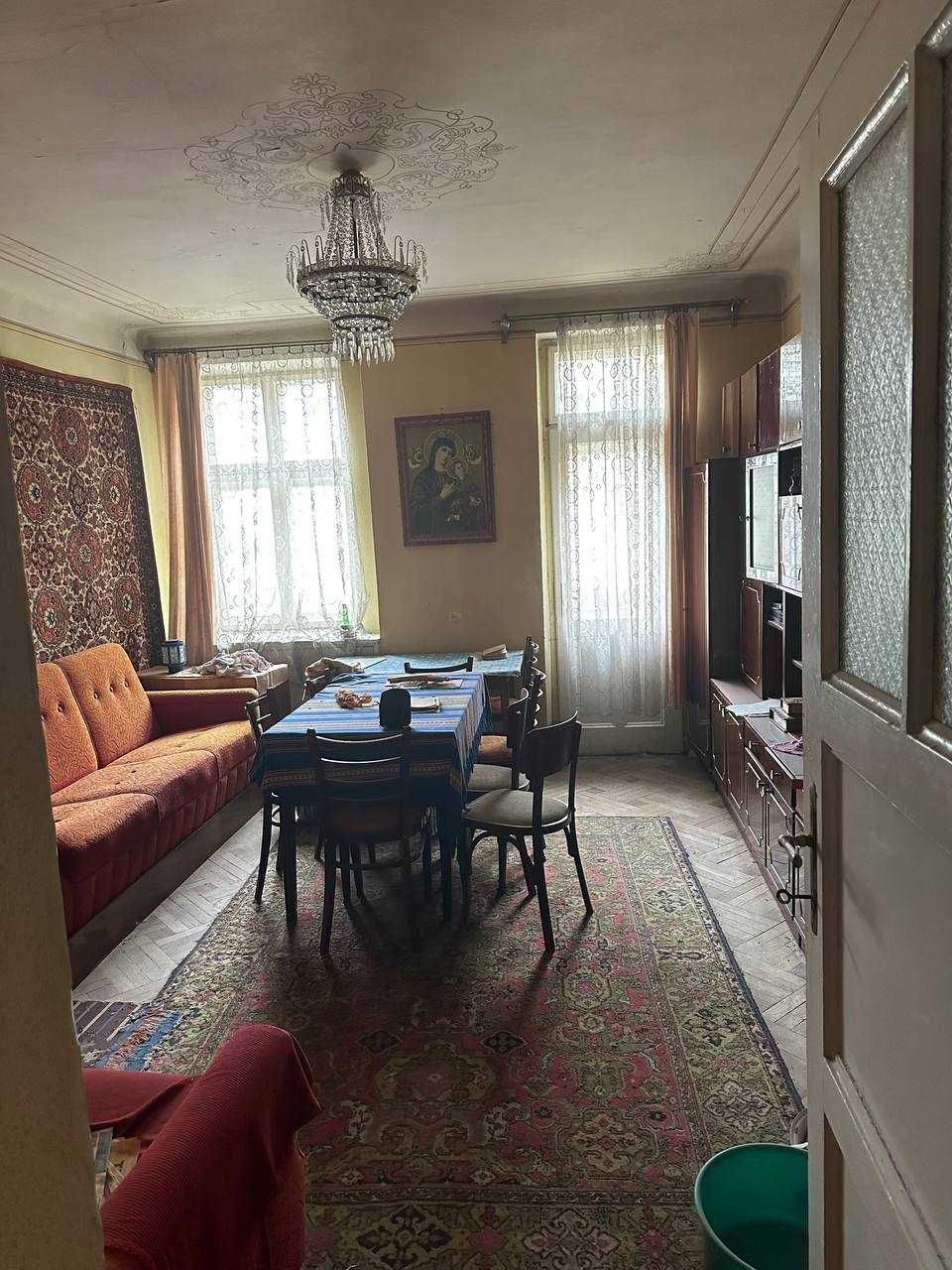 Продаж трикімнатної квартири в центрі, вул. Коновальця 54А