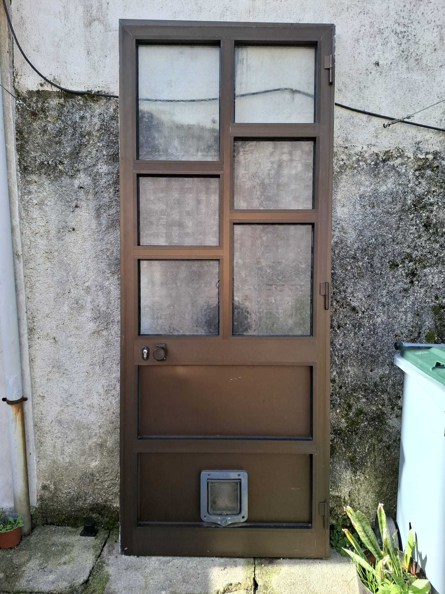 Portas e janelas em Alumínio castanho com vidro simples