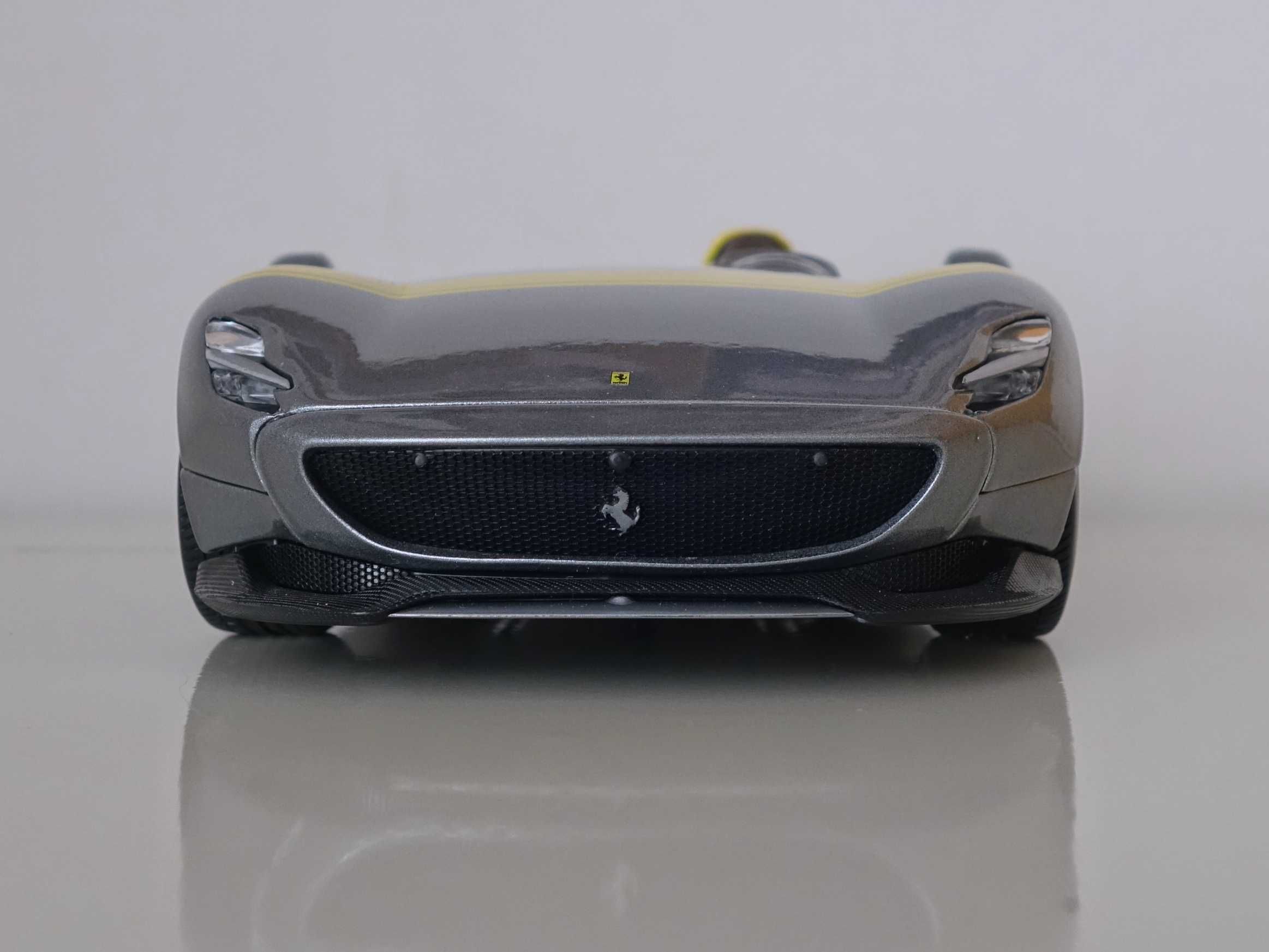 Miniatura de coleção Ferrari SP1, escala 1:18 - Burago