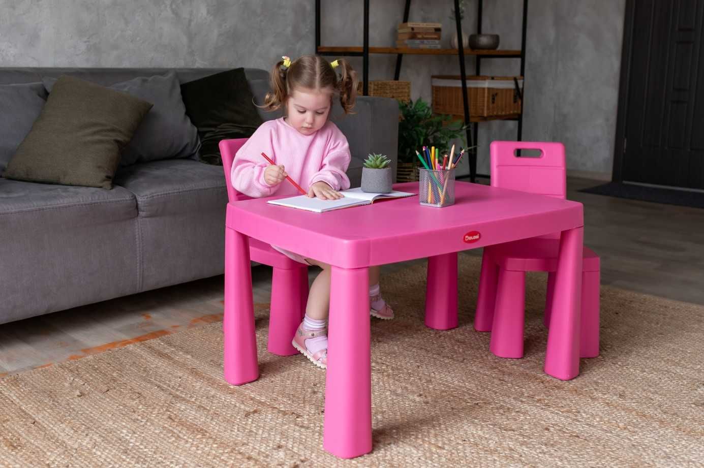 Столик два стільця долоні стільчика стіл пластиковий дитячий
