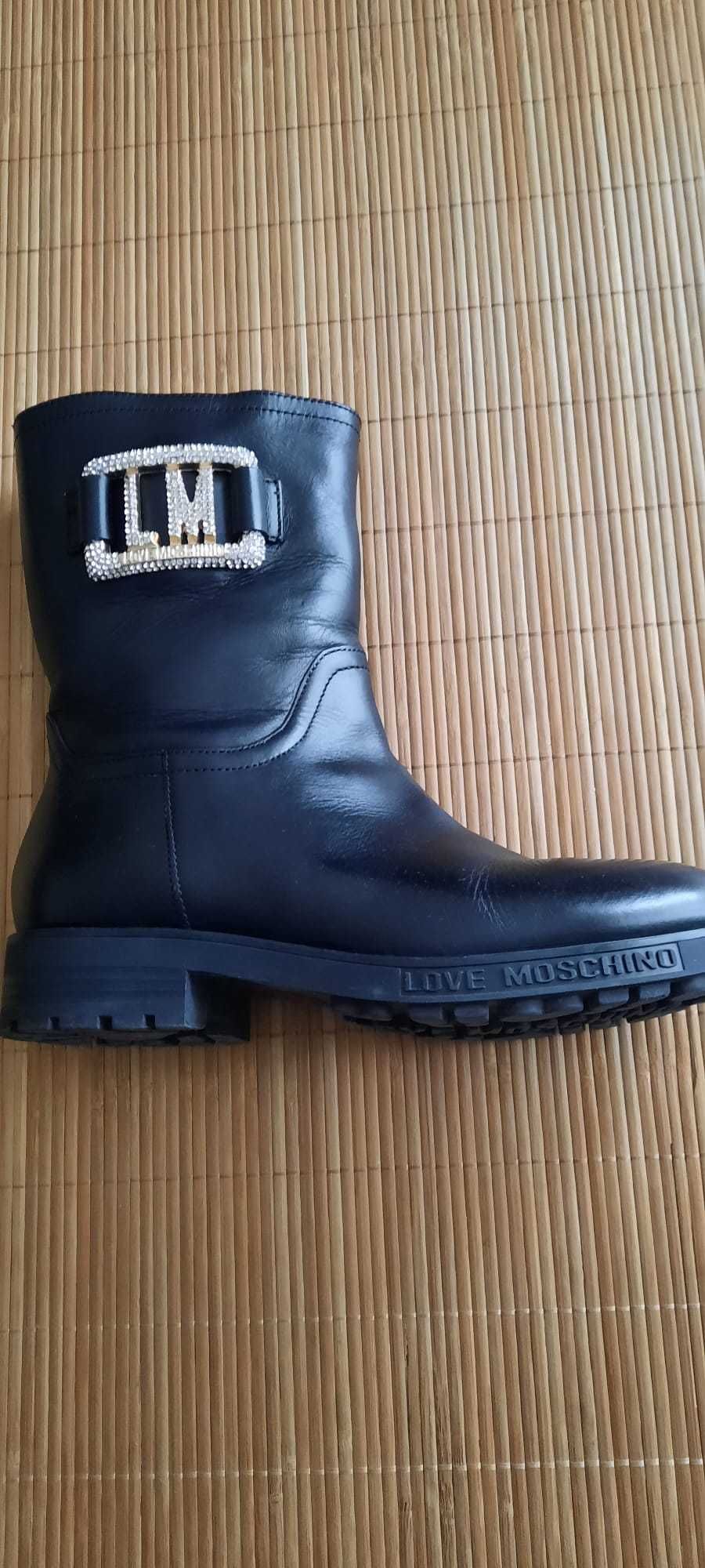 Botas Moschino com aplicações