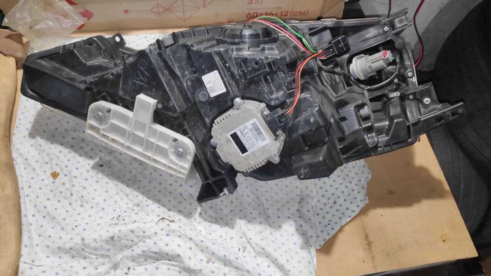 Фара правая LED Nissan Leaf ZEO ZE0 2010 - 2017 права фара пасажирська