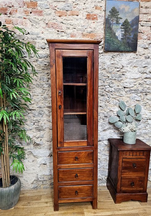 Stylowa drewniana witryna – idealna do salonu, jadalni lub gabinetu