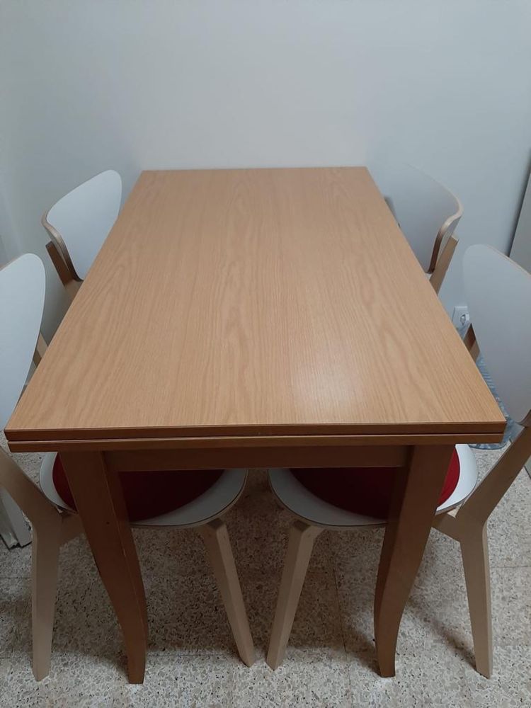 Mesa e quatro cadeiras