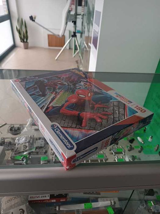 Puzzle Clementoni Spider-Man Trio in Action  48,5x33,5cm 180 peças