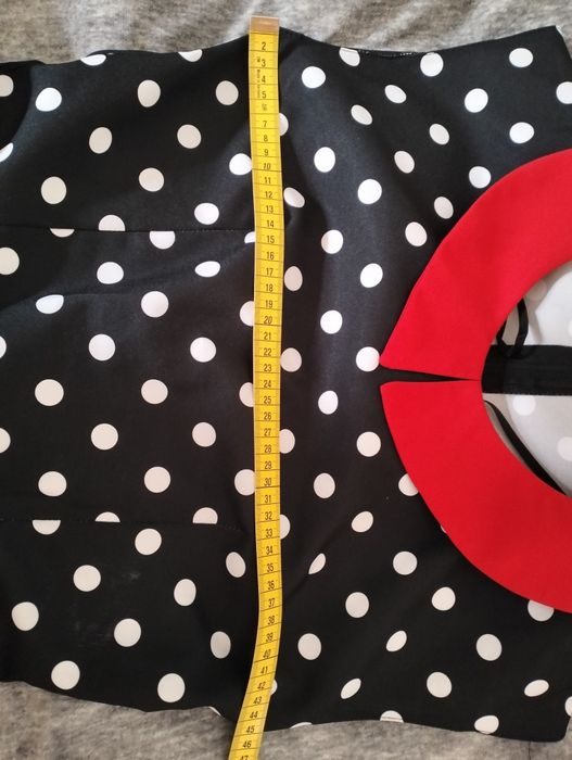 Sukienka w grochy z czerwonym kołnierzykiem