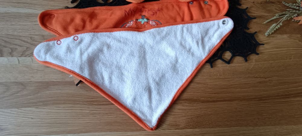 Dwa śliniaki i papcie w dynie na Halloween