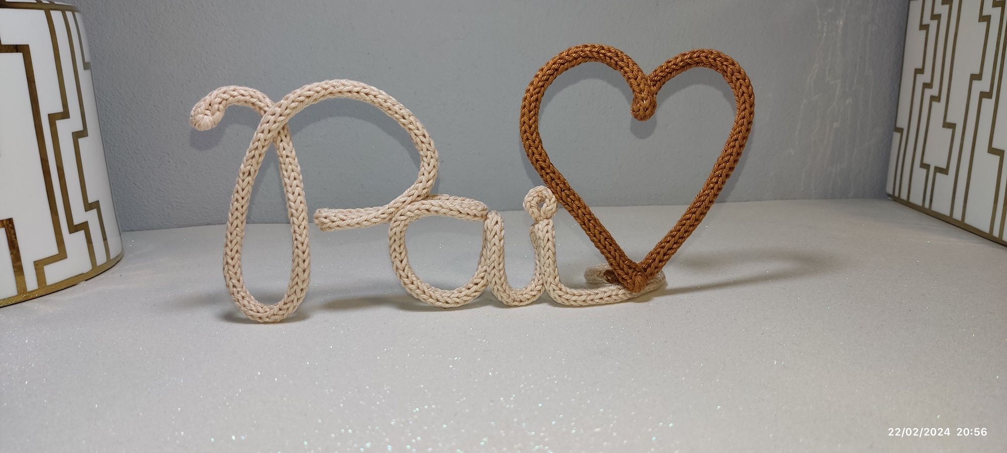 Arte em tricotin, palavra Mãe, Pai e Avós