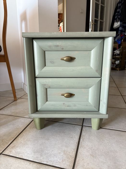 Stolik nocny z szufladami