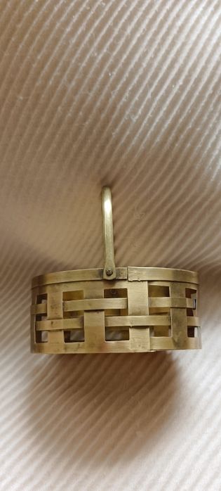 Pequena cesta oval em latão da primeira metade do século XX