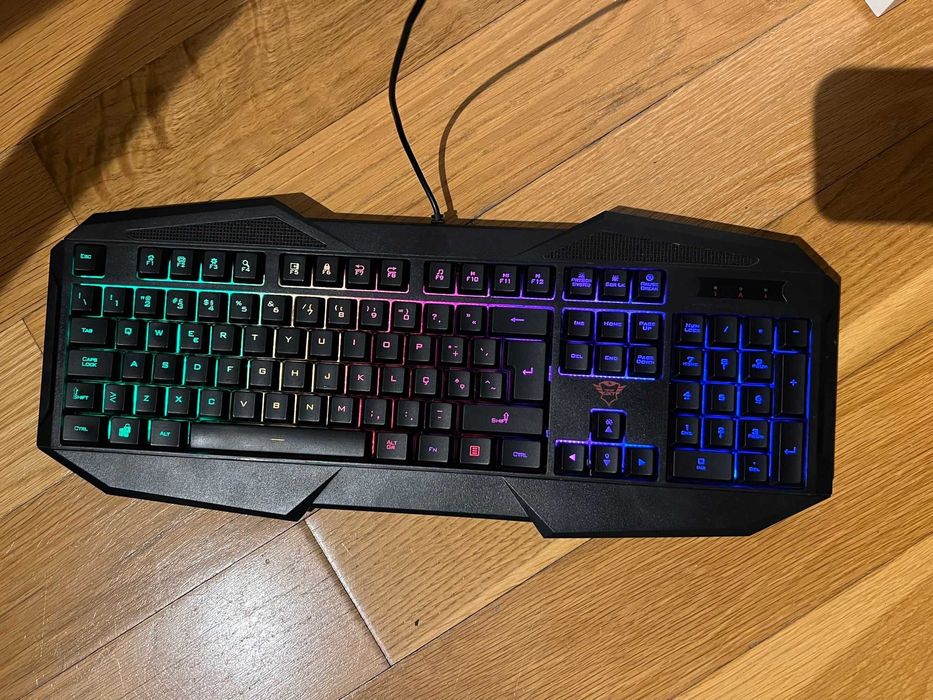 Teclado gaming AVONN com teclas iluminadas GXT 830RW com embalagem