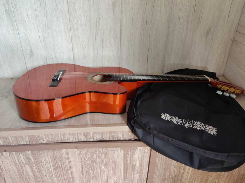 Классическая гитара Maxtone CGC-3910C