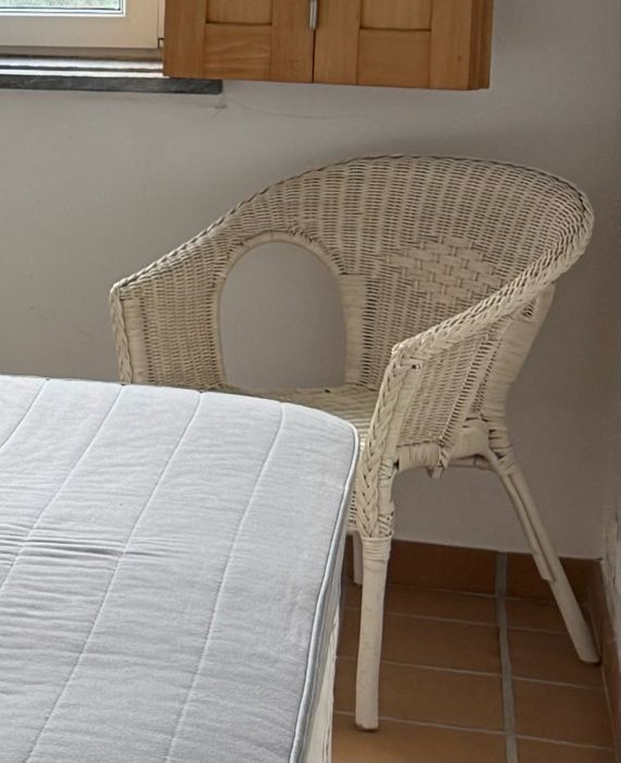 Sofa cama de pele + 2 sofas brancos + 2 cadeiras