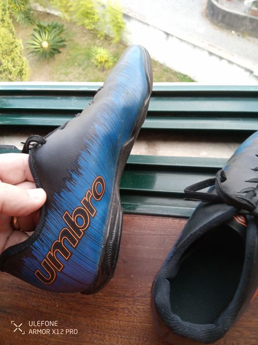 Chuteira Umbro Tam 38 em ótimo estado de conservação