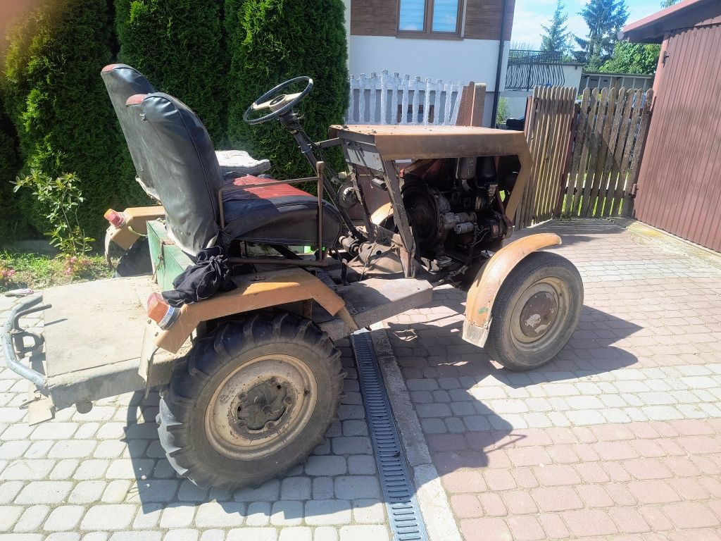 Traktor Sam Andoria Esiok