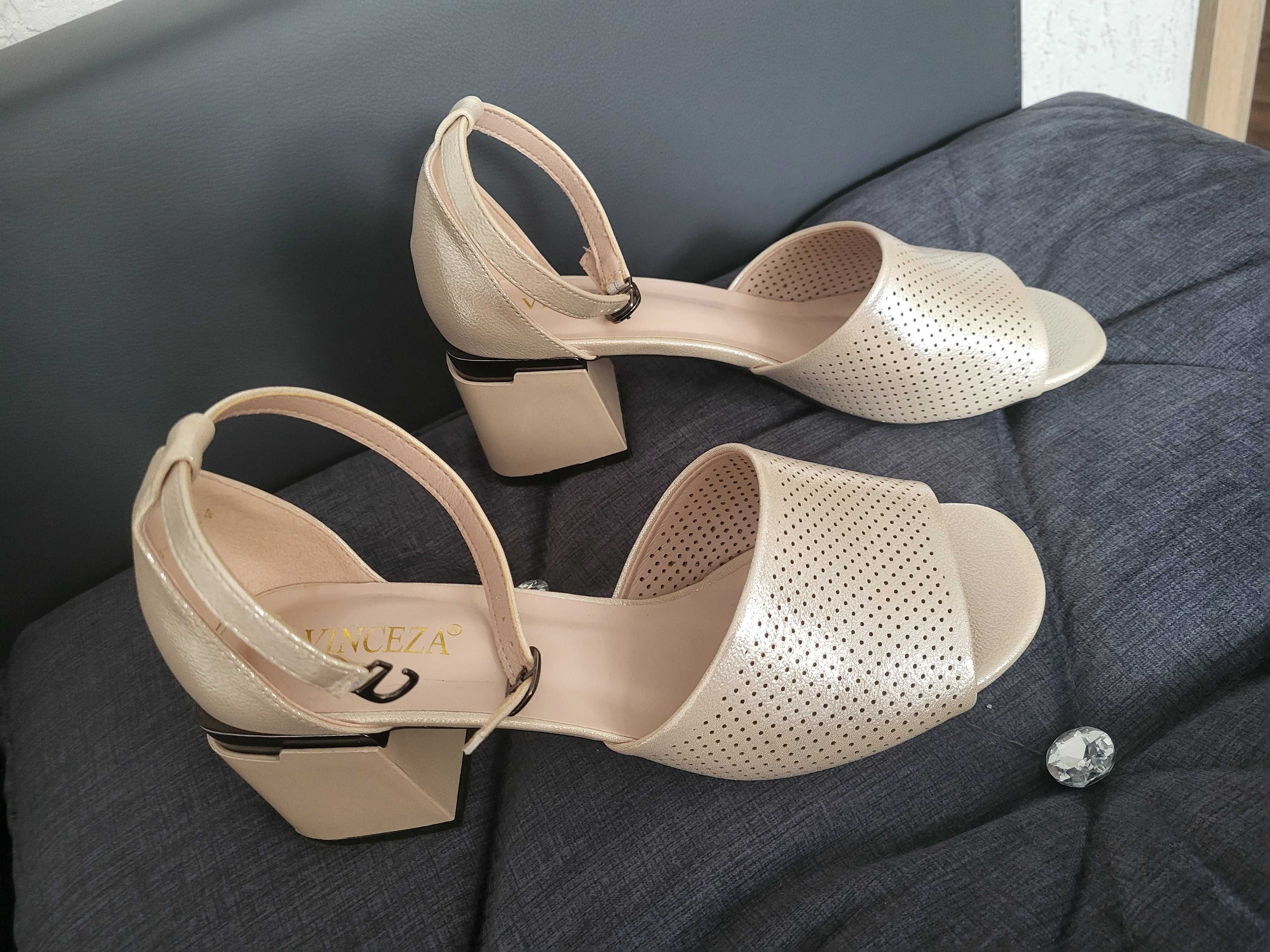 Buty na obcasie pudrowe 40