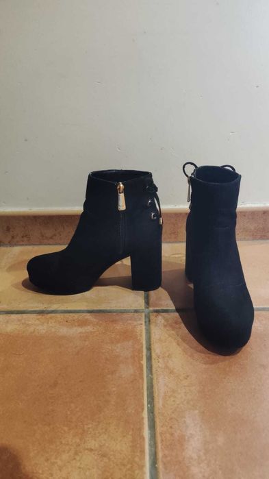 Botas pretas de salto alto
