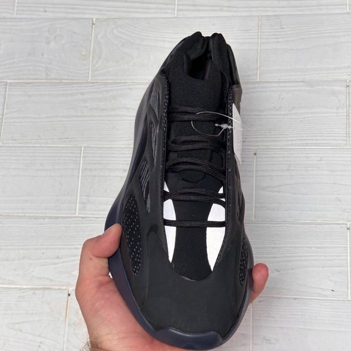 Чоловічі кросівки adidas yeezy 700v3