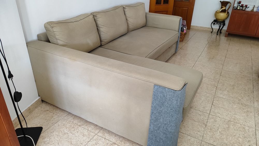 Sofá-cama com chaise longue e arrumação