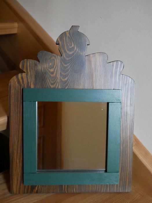 Ręcznie wykonana rama z lustrem.